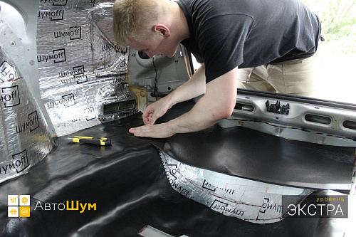 Клеим шумопоглотитель вторым слоем на дно багажника Дастун Он До