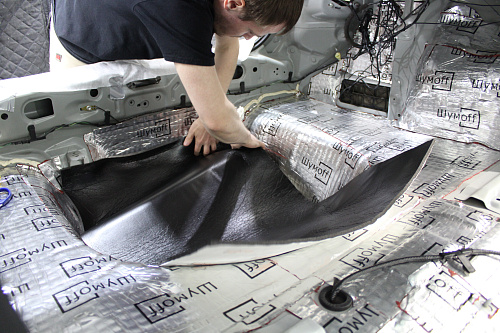 Клеим Герметон 7Л на дно багажника Мазды 6