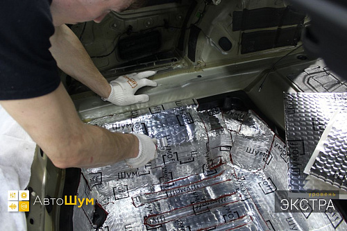 Клеим виброизоляцию в багажник Фольксвагена Пассат