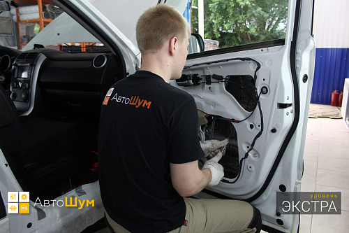 Клеим виброизоляция Шумофф Joker внутрь двери Сузуки Гранд Витары