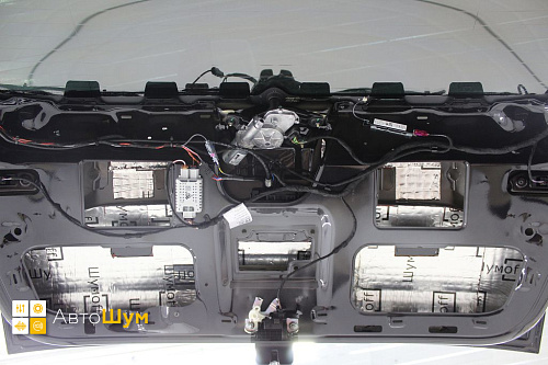 Виброизоляция пятой двери Шкода Карок