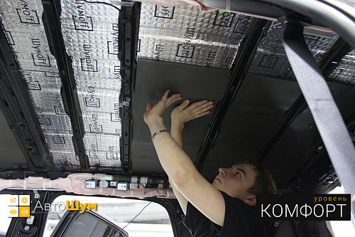 Клеим шумофф Base 8 вторым слоем на крышу Митсубиси Аутлендер XL.