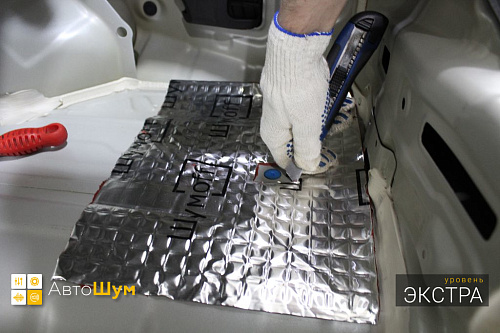 Клеим виброизоляцию в багажник Хендай Элантра