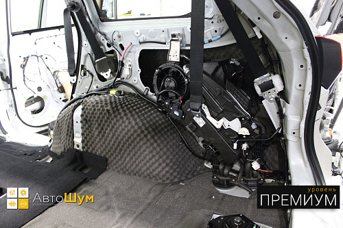 Клеим на арки Absorber A15 Тойоты Хайлендер.