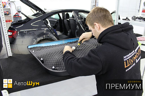 Клеим шумопоглотитель на дверную обшивку Шкода Октавия