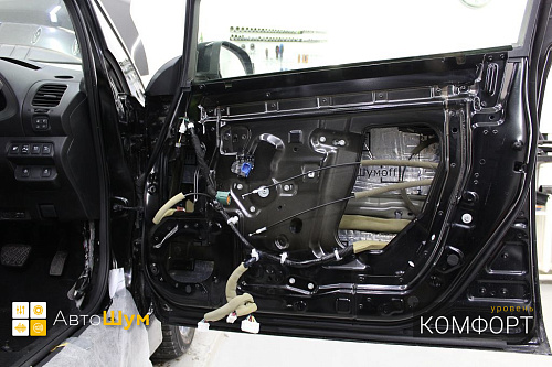 Клеим Шумофф М2 внутрь двери Ниссан Лиф.