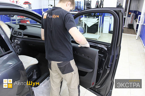 Снимаем дверные обшивки Ауди Ку3