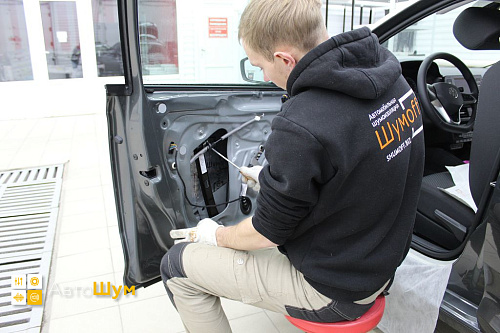 Клеим виброизоляцию внутрь двери Фольксваген Поло Мк6