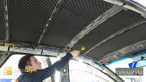 Клеим шумопоглотитель на крышу Хендай Ай 30