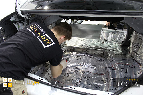 Клеим виброизоляцию в багажник Тойоты Камри 55