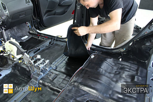 Клеим звукоизолятор Практик Финиш на днище Хендай Икс 35