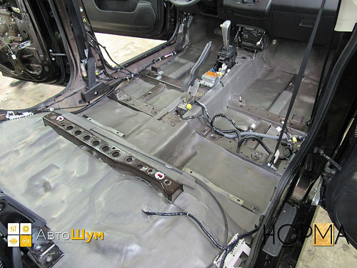 Шумоизоляция пола Ниссан Тиида.