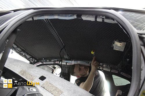 Клеим шумопоглотитель на крышу БМВ 2