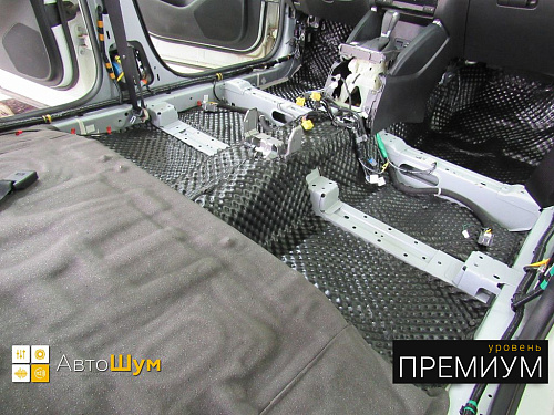Шумоизоляция пола Мазды Сх 5.