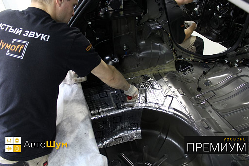 Клеим виброизоляцию в багажник Рено Сандеро