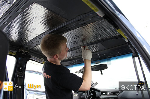Клеим виброизоляцию на крышу Киа Рио