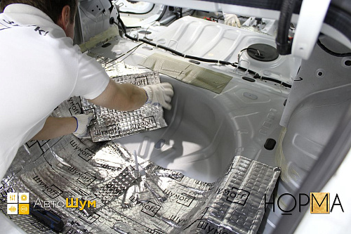 Клеим Шумофф М3 на дно багажника Ниссан Альмеры.