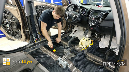 Клеим шумопоглотитель на днище Хендай Ай 30