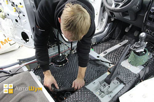 Клеим шумопоглотитель на днище Рено Дастер