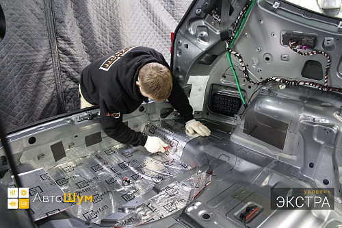 Клеим виброизоляцию в багажник Фольксваген Терамонт