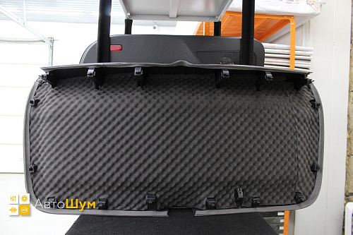 Шумоизоляция обшивки пятой двери Шкода Карок