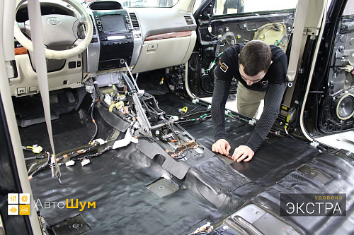 Клеим Шумопоглотитель на пол Тойоты Ленд Крузер Прадо 120