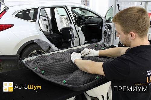 Оклеиваем шумопоглотителем обшивку двери Хонды Ср-В