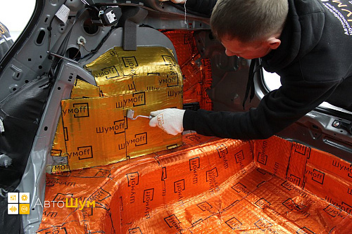 Клеим виброизоляцию в багажник Фольксваген Поло Мк6