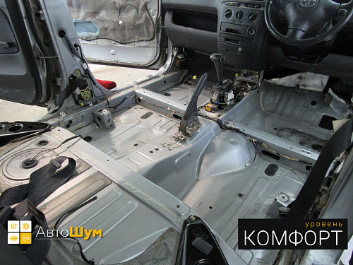 Штатная шумоизоляция пола Тойоты Пробокс.