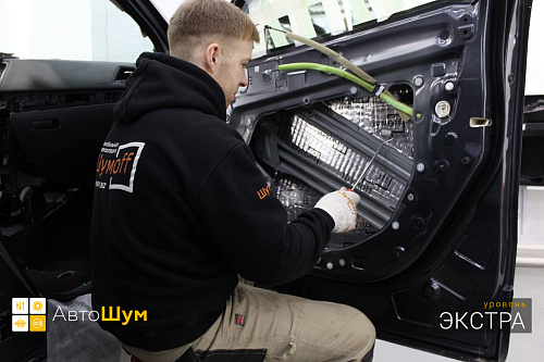 Клеим виброизоляцию внутрь двери Мазды СХ-5