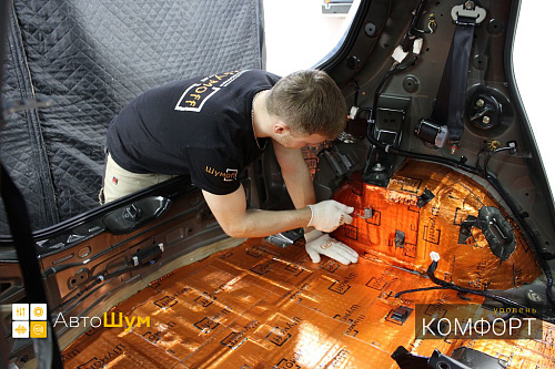 Клеим Шумофф М3 на арки Ниссан Лиф.