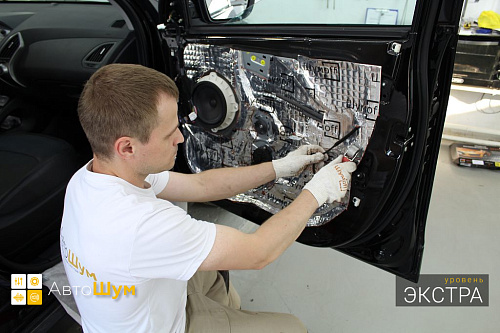 Оклеиваем виброизоляцией технологические отверстия двери Хендай Икс 35