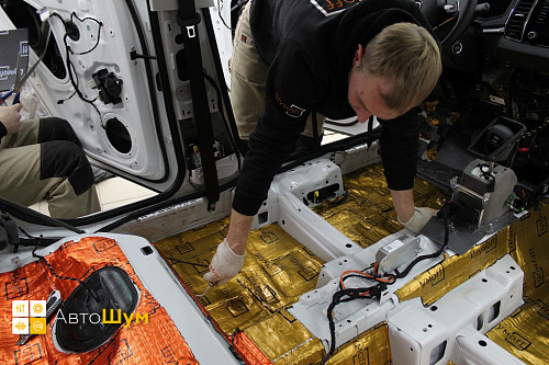 Клеим виброизоляцию на пол Шкода Карок