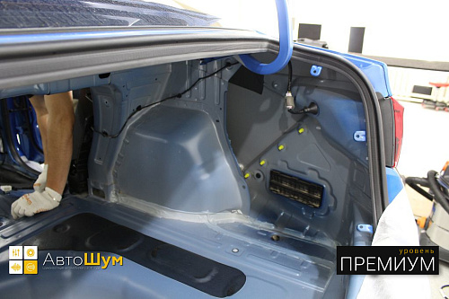 Штатная шумоизоляция арок и крыльев Киа Рио.