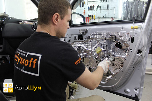 Клеим второй слой на двери Рено Дастер