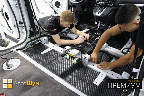 Клеим шумопоглотитель на пол Хонды Ср-В