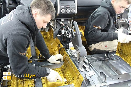 Клеим виброизоляцию на пол Ниссан Х-Трейл T31