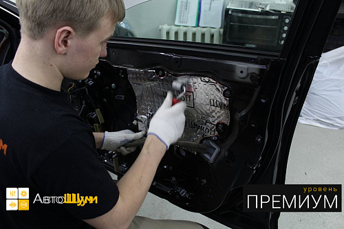 Клеим второй слой на двери Ниссан Теана