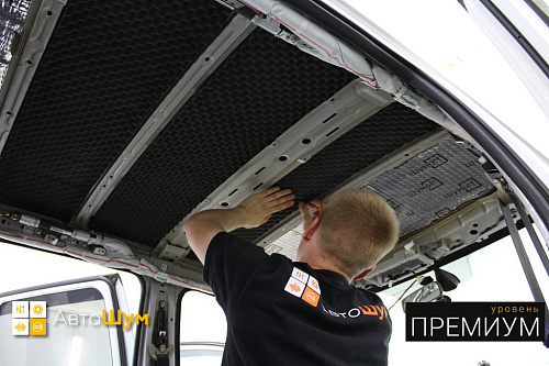 Клеим шумопоглотитель на крышу Митсубиси Аутледер