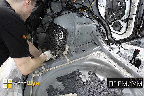 Клеим Шумофф Black Joker в багажник Мазды Сх 5