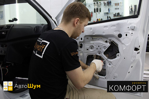 Клеим виброизоляцию внутрь двери Рено Логана