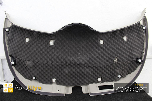 Шумоизоляция обшивки пятой двери Ниссан Лиф.