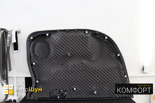 Шумоизоляция дверной обшивки Митсубиси Лансер.