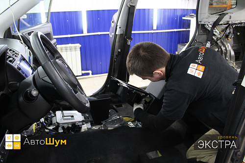 Разбираем салон Субару Форестер.