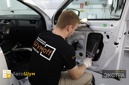 Клеим виброизоляцию внутрь двери Шкоды Октавии