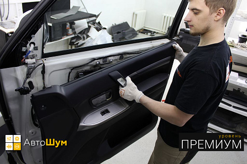 Снимаем дверные обшивки митсубиси паджеро