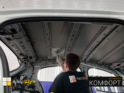 Клеим виброизоляцию на крышу Мазды 3