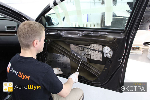 Клеим виброизоляцию внутрь двери Фольксваген Пассат