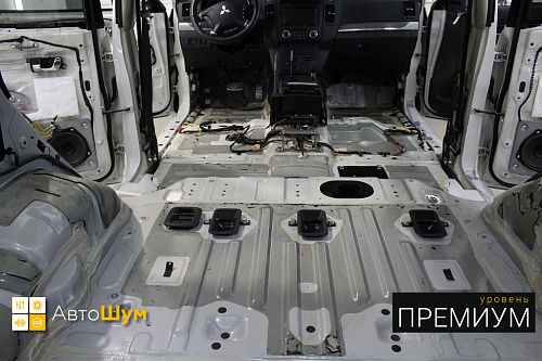 Штатная шумоизоляция пола Митсубиси Паджеро