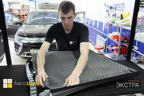 Оклеиваем шумопоглотителем обшивку двери Митсубиси Аутледер